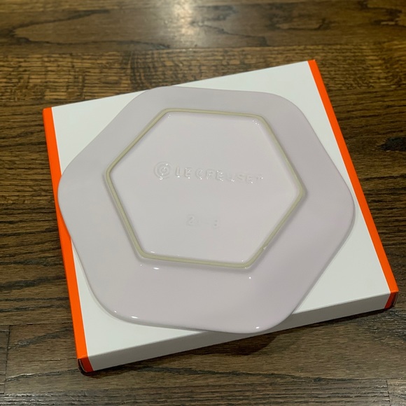 New Le Creuset Shell Pink Snow Ring Plate 25cm - Picture 3 of 4